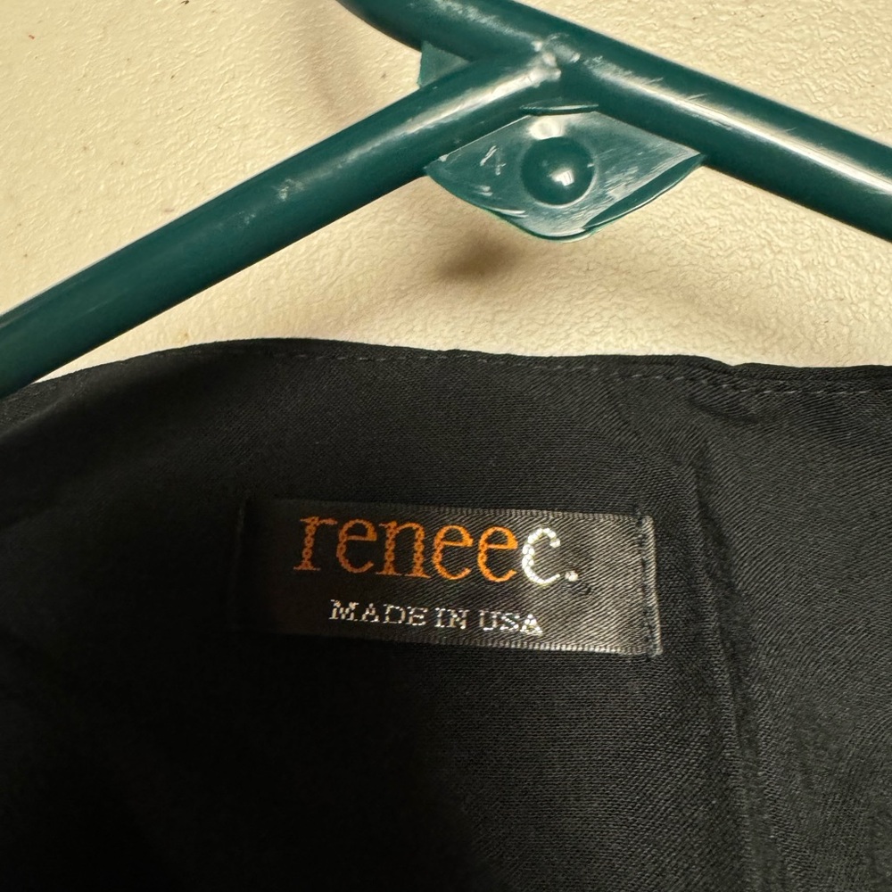 RENNE C Black top with embroidered white flowers. Size L - Picture 3 of 6